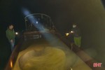 Cận cảnh vụ bắt giữ sà lan nặng 100 tấn khai thác cát trái phép ở Hà Tĩnh