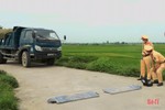 Chủ xe tải ở Hà Tĩnh chấp hành việc tháo dỡ thành, thùng xe cơi nới