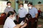 Cận cảnh tiêm vắc xin phòng COVID-19 cho học sinh 11 tuổi ở Hà Tĩnh
