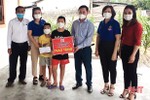 Trao hỗ trợ 38 triệu đồng cho 3 gia đình trẻ mồ côi ở phường Đậu Liêu