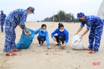 Thanh niên Nghi Xuân và Hải đội 102 ra quân làm sạch bãi biển