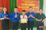 Trao huy hiệu “Tuổi trẻ dũng cảm” cho nam sinh dũng cảm cứu người đuối nước ở Hà Tĩnh