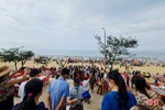 Du khách nườm nượp đổ về Thiên Cầm dự Lễ hội du lịch biển Hà Tĩnh