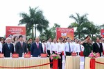 Chủ tịch nước Nguyễn Xuân Phúc dự Lễ thượng cờ Thống nhất non sông