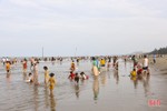 Các bãi biển Hà Tĩnh “kín người” ngày đầu kỳ nghỉ lễ