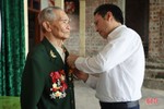 Cẩm Xuyên: 13 đảng viên được tặng Huy hiệu 75 năm tuổi Đảng dịp sinh nhật Bác Hồ