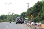 Hương Khê: Rác ngập lề đường, chất đống bên quốc lộ!