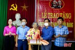 Trao Huy hiệu 75 năm tuổi Đảng cho đảng viên ở Can Lộc