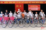 Trao học bổng, xe đạp cho học sinh Cẩm Xuyên gặp hoàn cảnh khó khăn
