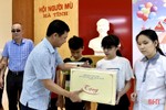 Lãnh đạo Hà Tĩnh tặng quà trẻ em đặc biệt khó khăn dịp Quốc tế thiếu nhi