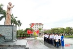 Đoàn đại biểu huyện Hương Sơn dâng hương, báo công với Bác Hồ