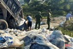 Hà Tĩnh: Bắt quả tang 3 xe tải đổ trộm chất thải ra môi trường