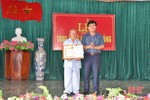 Lộc Hà trao Huy hiệu 75 năm và 40 năm tuổi Đảng cho các đảng viên
