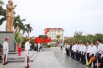 Thủ tướng Chính phủ Phạm Minh Chính dâng hương tại Khu lưu niệm Bác Hồ về thăm Hà Tĩnh