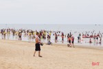 Du khách đổ về biển Hà Tĩnh “giải nhiệt” dịp cuối tuần