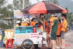 Những nghề phụ “ăn nên làm ra” trong mùa du lịch biển ở Hà Tĩnh