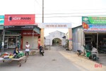 Chợ ở Nghi Xuân bỏ hoang, tiểu thương bày bán hàng bên lề đường