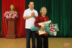 Trao huy hiệu Đảng cho các đảng viên ở Hương Sơn