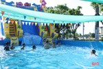 Dịch vụ bơi ở TP Hà Tĩnh hút khách trong những ngày hè nắng nóng