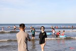 Du khách đổ về biển Kỳ Ninh “giải nhiệt” dịp cuối tuần
