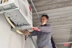Thợ sửa chữa điện lạnh tại Hà Tĩnh “vã mồ hôi” mùa nắng nóng