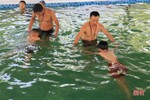 Huyện Hương Sơn nỗ lực phổ cập bơi cho học sinh dịp hè