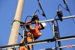 Công nhân Điện lực Nghi Xuân “đội nắng” duy trì nguồn điện trong mùa nóng