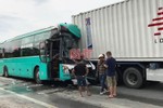 Hà Tĩnh: Xe khách tông xe container, tài xế bị kẹt trong cabin