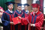 Trường Đại học Hà Tĩnh trao bằng tốt nghiệp cho 282 sinh viên