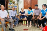 Trao tặng quà cho các gia đình chính sách ở thị xã Hồng Lĩnh