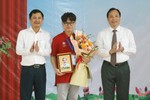 Lãnh đạo tỉnh Hà Tĩnh chúc mừng em Phan Xuân Hành giành HCV Olympic Hóa học quốc tế