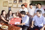Chủ tịch Ủy ban MTTQ tỉnh thăm hỏi gia đình chính sách, người có công ở Vũ Quang