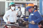 Nhân viên “cây xăng” ở Hà Tĩnh hoạt động hết công suất sau giờ điều chỉnh giá