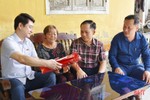 Đoàn ĐBQH Hà Tĩnh tặng quà các gia đình chính sách ở một số địa phương