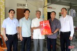Trưởng ban Tổ chức Tỉnh ủy tặng quà người có công tiêu biểu ở Nghi Xuân