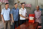 Trưởng ban Nội chính Tỉnh ủy tặng quà các gia đình chính sách ở Can Lộc