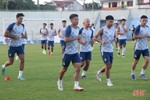 Người hâm mộ Hà Tĩnh chào đón thầy trò Hà Nội FC trong buổi tập làm quen sân