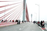 Nhiều người hồn nhiên ủng hộ việc dừng xe trên cầu Cửa Hội ngắm cảnh, chụp hình