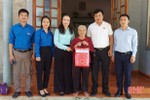 Đoàn Khối CCQ&DN Hà Tĩnh thăm hỏi gia đình có công với cách mạng tại huyện Hương Khê