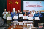 Chi đoàn Báo Hà Tĩnh trao tặng 15 sổ tiết kiệm cho các nạn nhân chất độc da cam