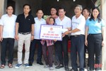 Đoàn ĐBQH Hà Tĩnh hỗ trợ 5 nhà nhân ái, tặng quà các gia đình chính sách