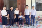 BIDV Nam Hà Tĩnh trao 100 triệu đồng cho gia đình chính sách, người có công