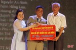 Doanh nhân quê Hà Tĩnh trao 200 triệu đồng cho hộ nghèo, học sinh khó khăn