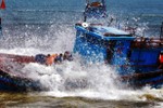 Hà Tĩnh: Huy động lực lượng tìm kiếm 5 ngư dân mất liên lạc trên biển
