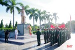 Cán bộ, chiến sỹ Bộ CHQS Hà Tĩnh dâng hương, báo công tại Khu lưu niệm Bác Hồ