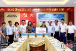 Trao tặng 600 bộ sách giáo khoa Cánh diều cho học sinh nghèo ở Hà Tĩnh