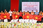 Tặng 150 bộ áo phao cùng cờ Tổ quốc cho ngư dân Lộc Hà
