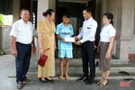 Trao tặng 30 suất quà cho học sinh nghèo học giỏi ở Nghi Xuân