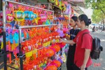 Thị trường đồ chơi Trung thu ở Hà Tĩnh sôi động trở lại
