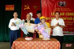 Trao Huy hiệu 75 năm tuổi Đảng cho 2 đảng viên ở Can Lộc